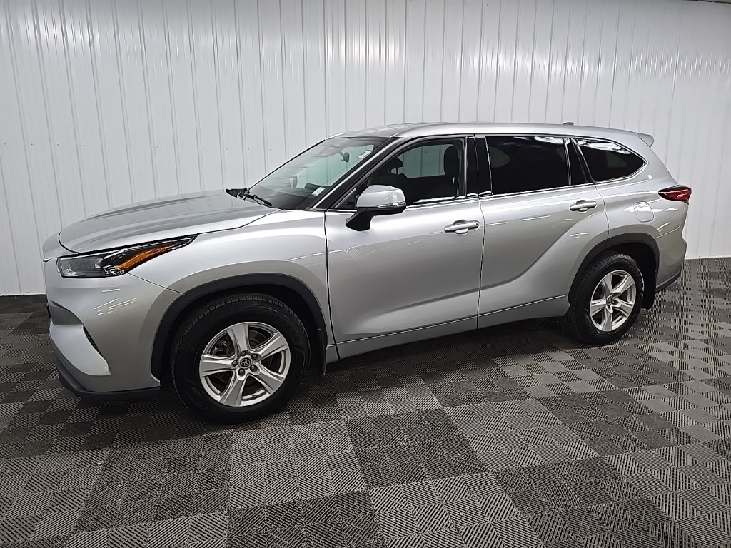 2022 Toyota Highlander LE photo 6