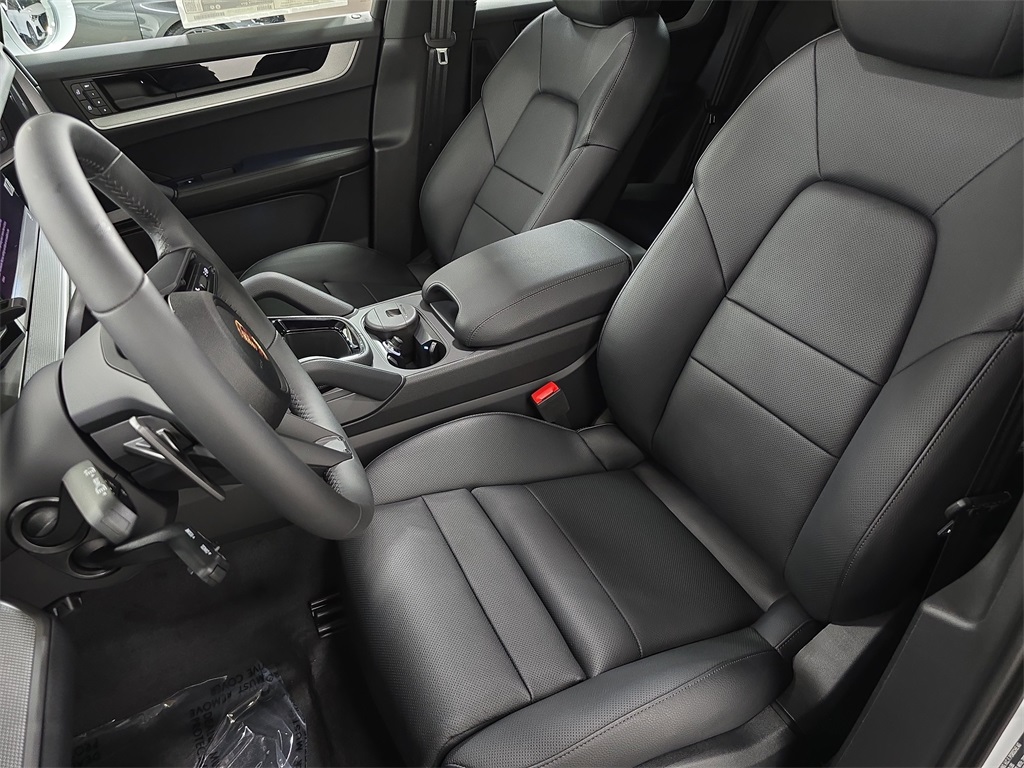 2025 Porsche Cayenne photo 5