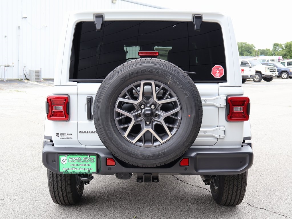 2025 Jeep Wrangler Sahara photo 4