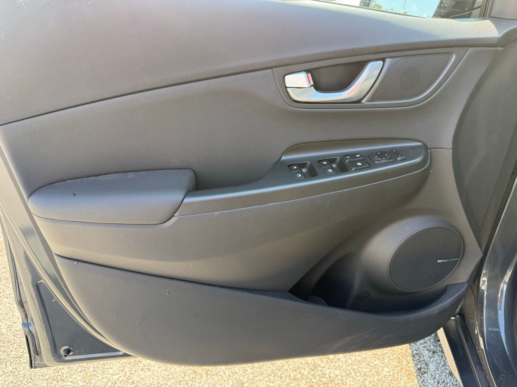 2022 Hyundai Kona Limited photo 10