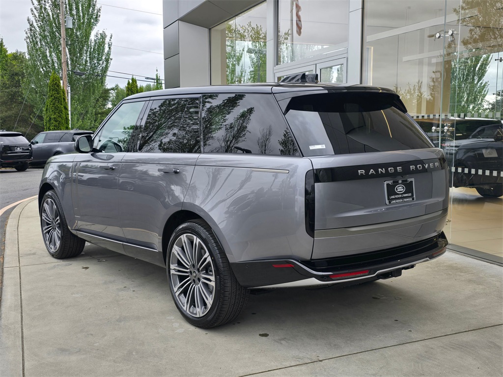 2025 Land Rover Range Rover SE photo 3