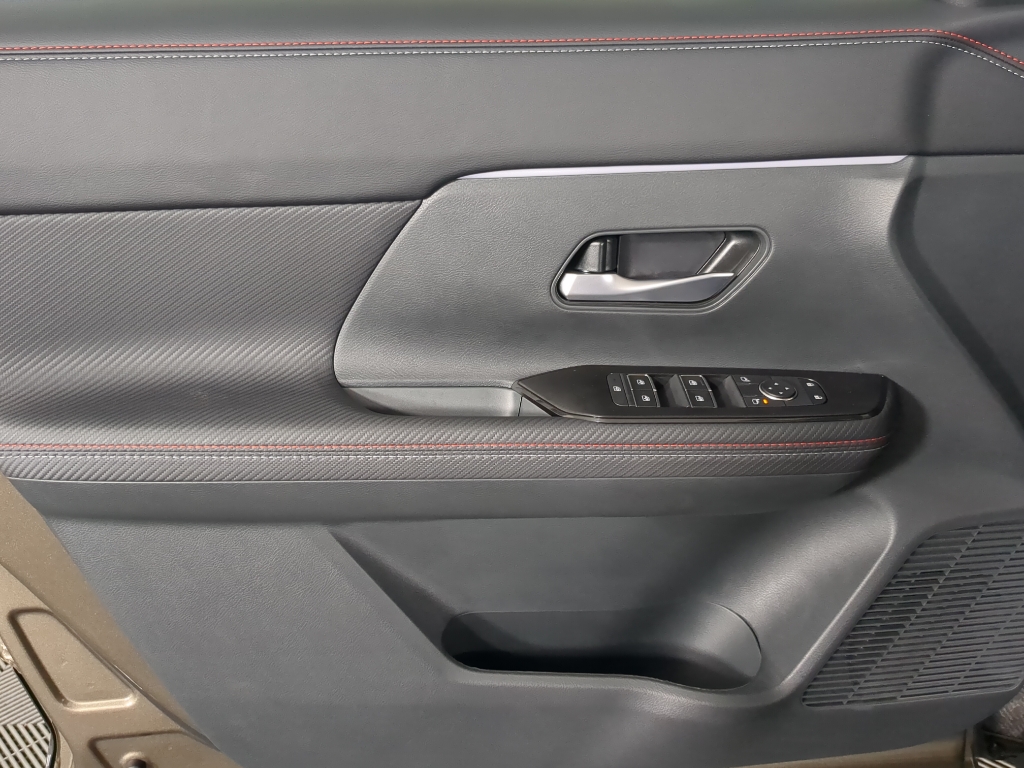 2025 Nissan Kicks SR photo 8