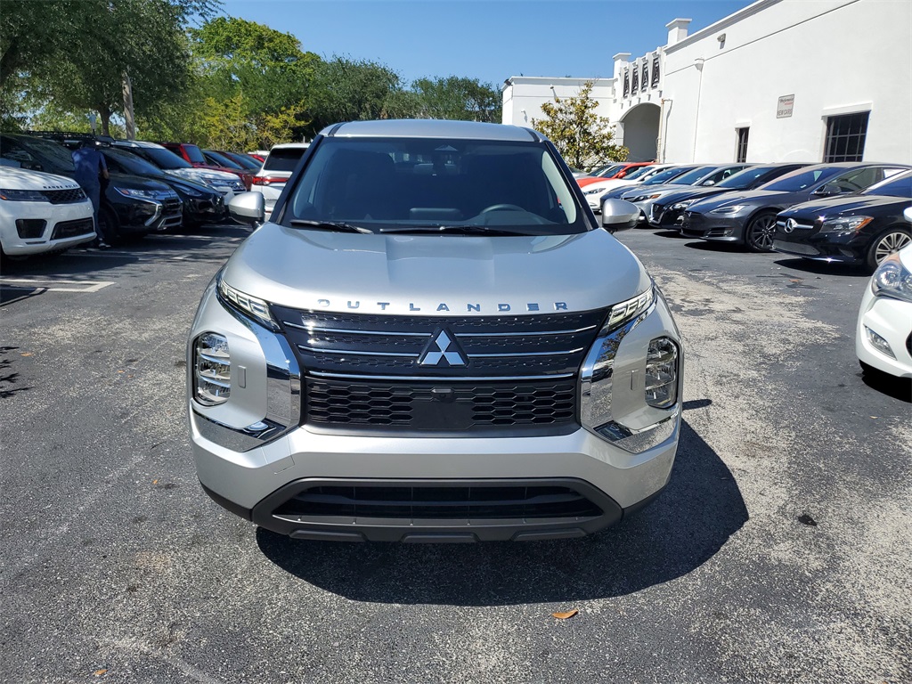 2025 Mitsubishi Outlander PHEV ES photo 2