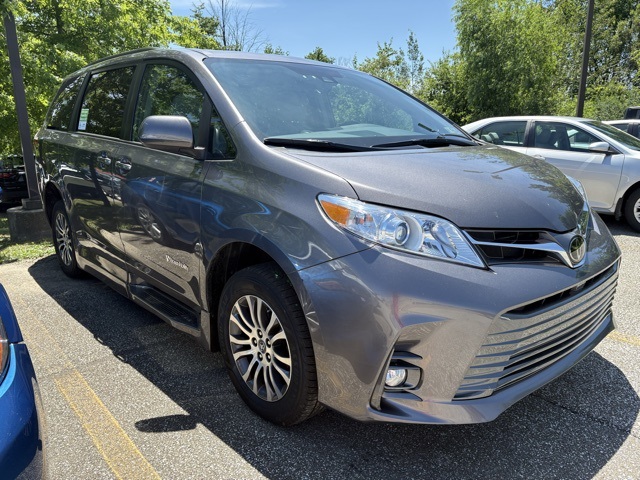 2019 Toyota Sienna XLE photo 3