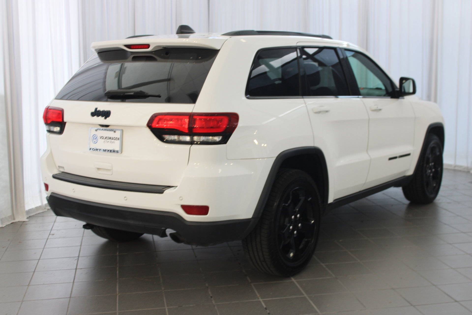 2020 Jeep Grand Cherokee Laredo photo 3