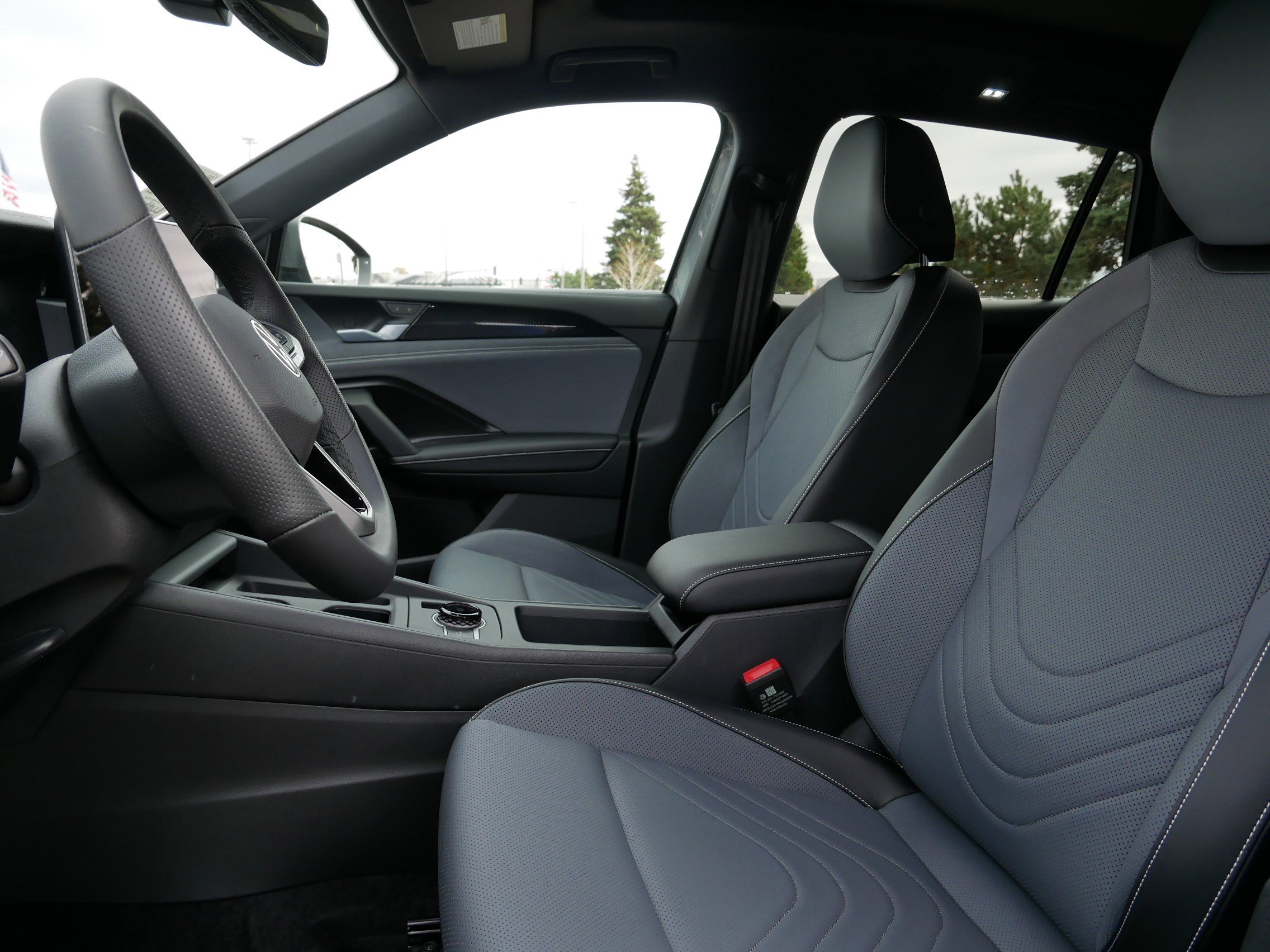 2026 Volkswagen Tiguan SE R-Line Black photo 4