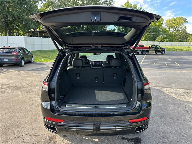 2025 Jeep Grand Cherokee Summit photo 9