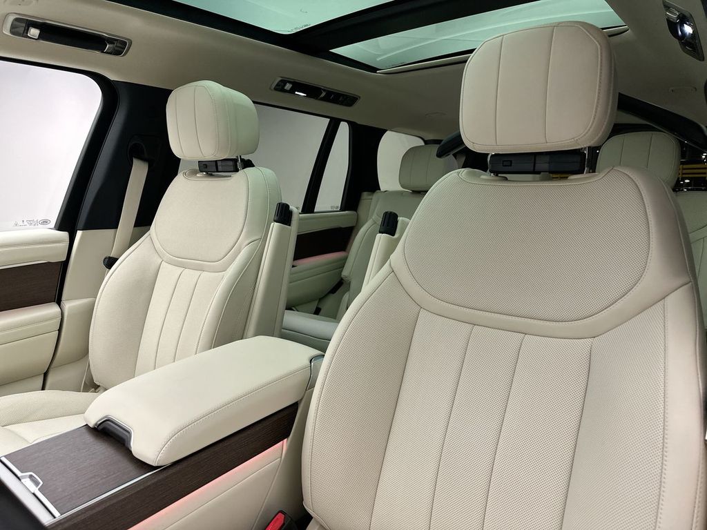 2025 Land Rover Range Rover SE photo 7