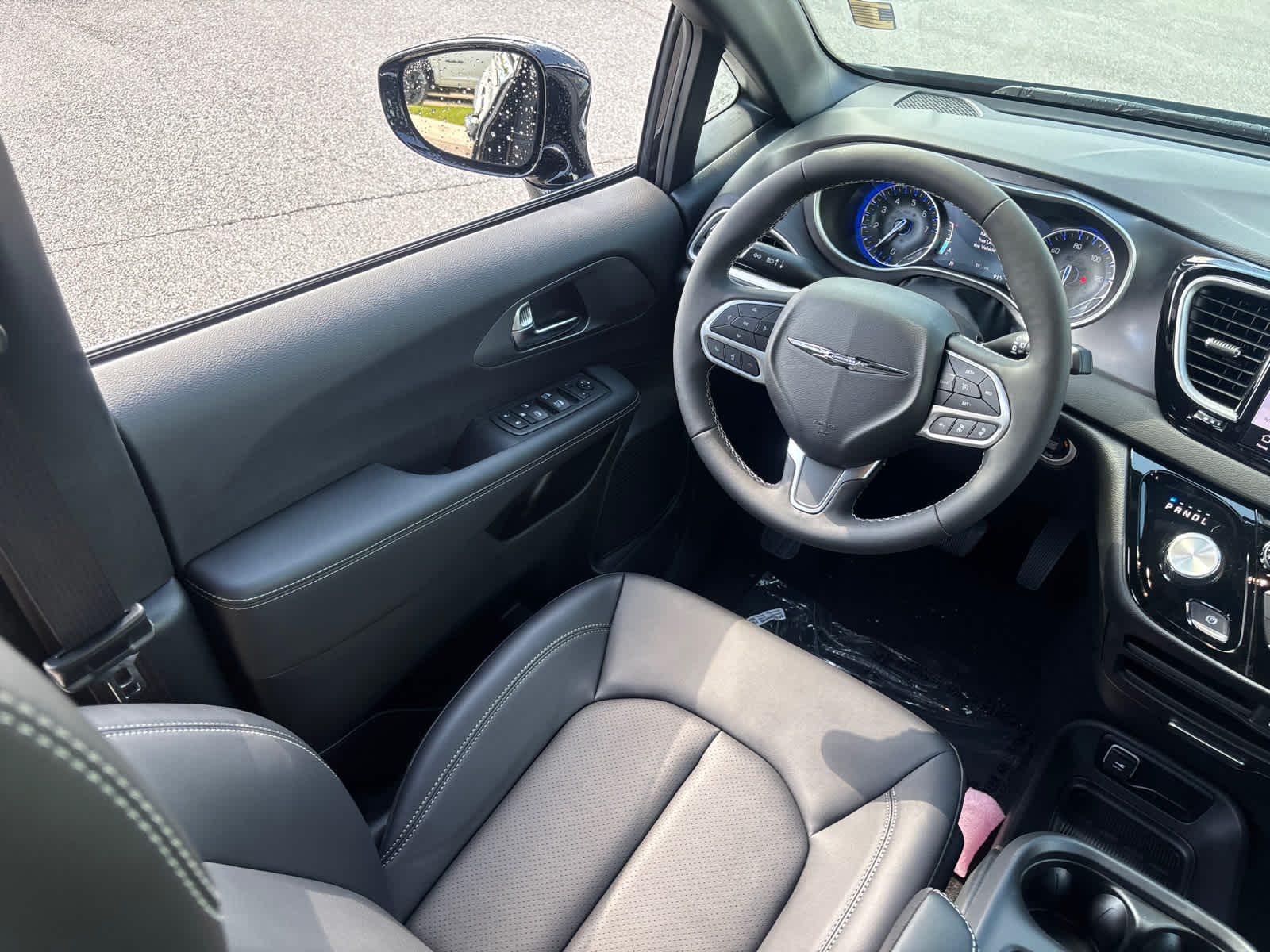 2025 Chrysler Voyager LX photo 14