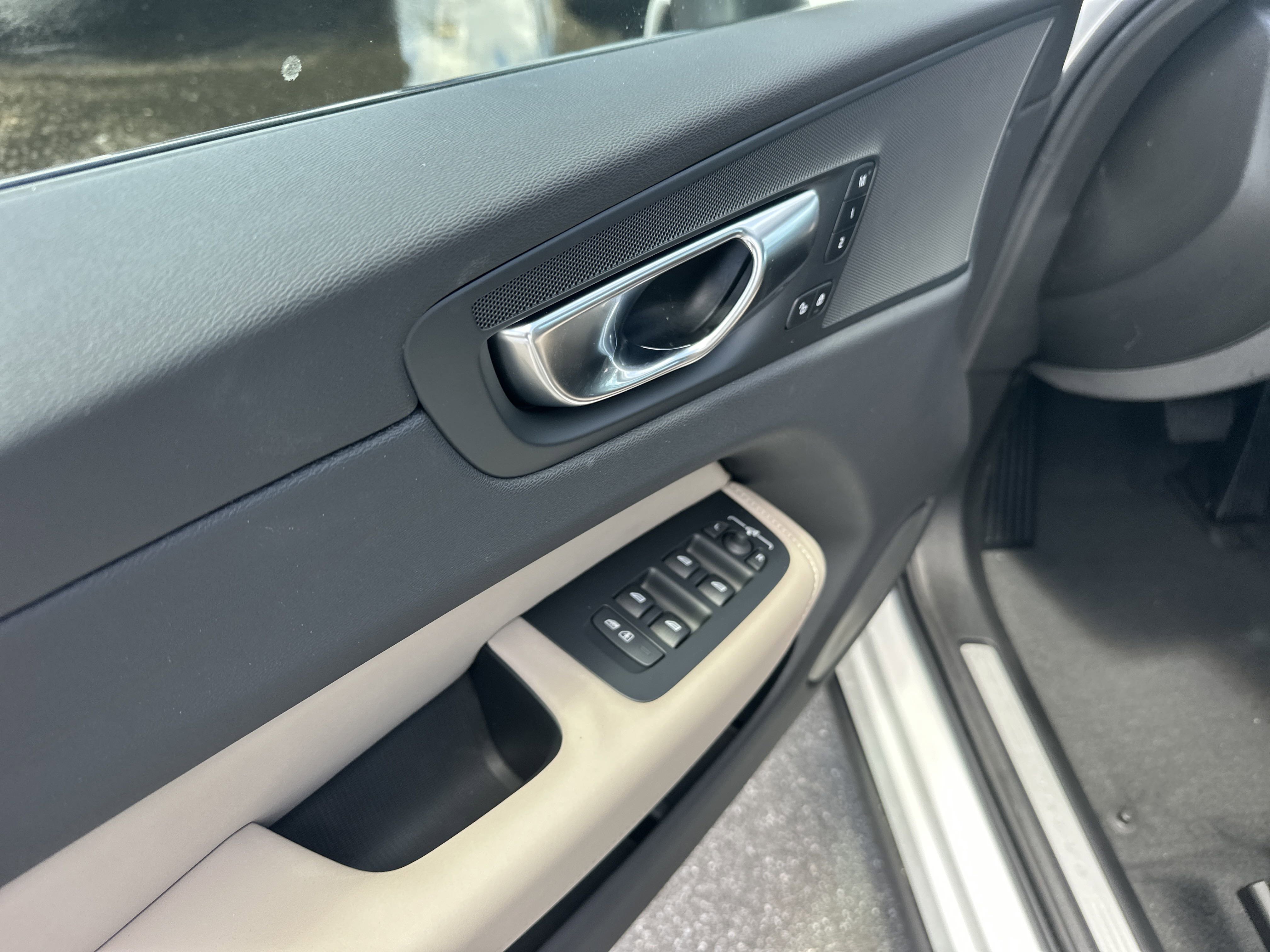 2026 Volvo XC60 B5 Plus photo 4