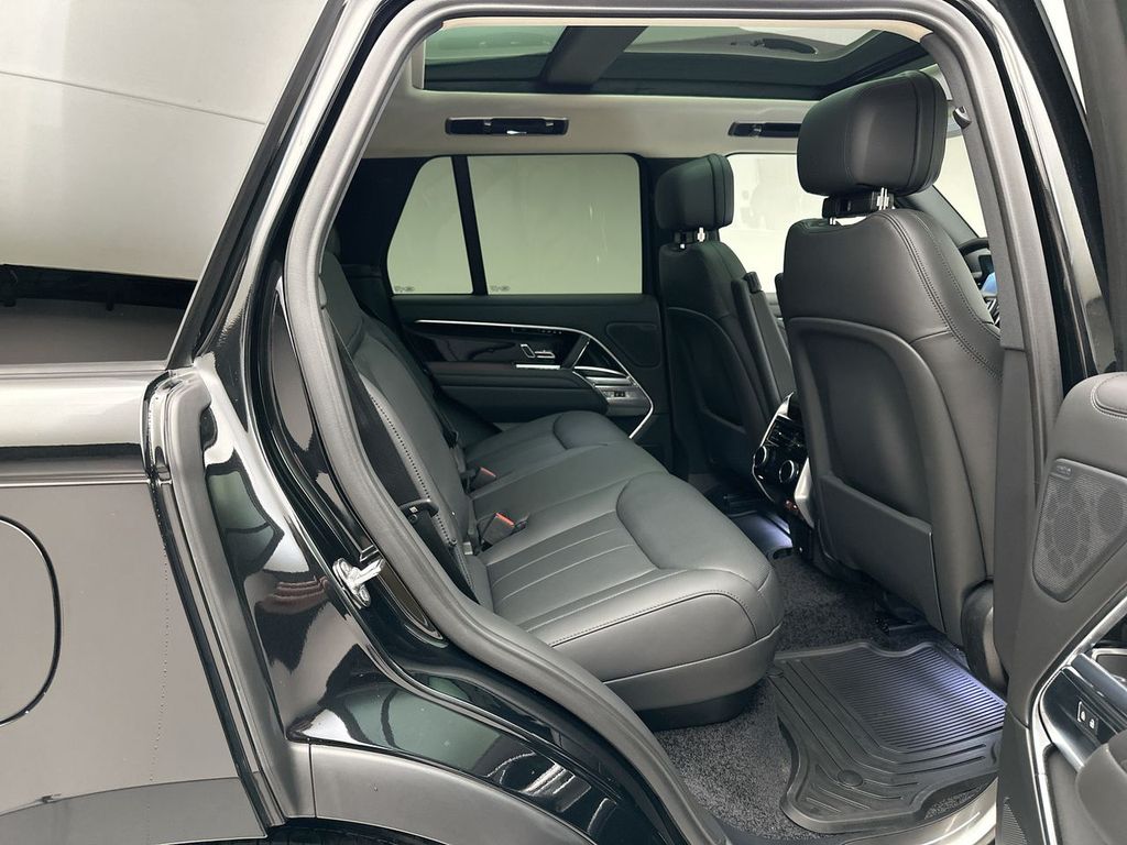 2025 Land Rover Range Rover SE photo 4