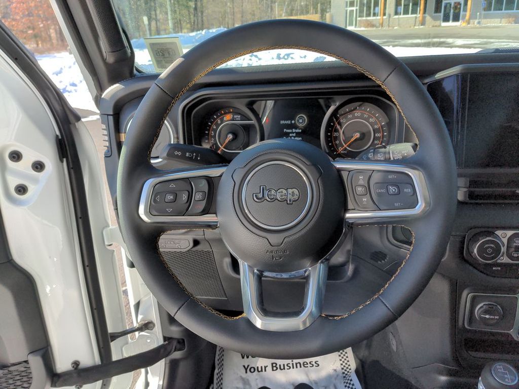 2025 Jeep Wrangler Sahara photo 4