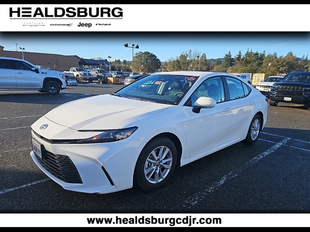 2025 Toyota Camry LE's photo