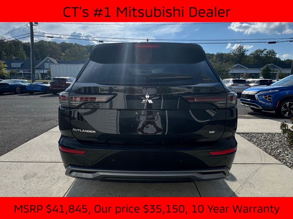 2025 Mitsubishi Outlander SE photo 5