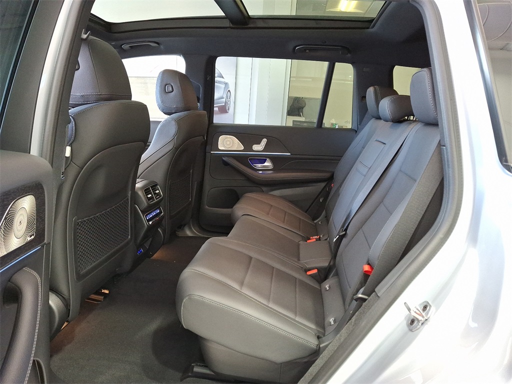2025 Mercedes Benz GLS 450 4MATIC photo 6
