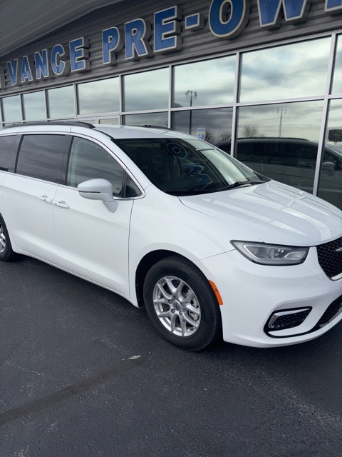 2022 Chrysler Pacifica Touring L photo 2
