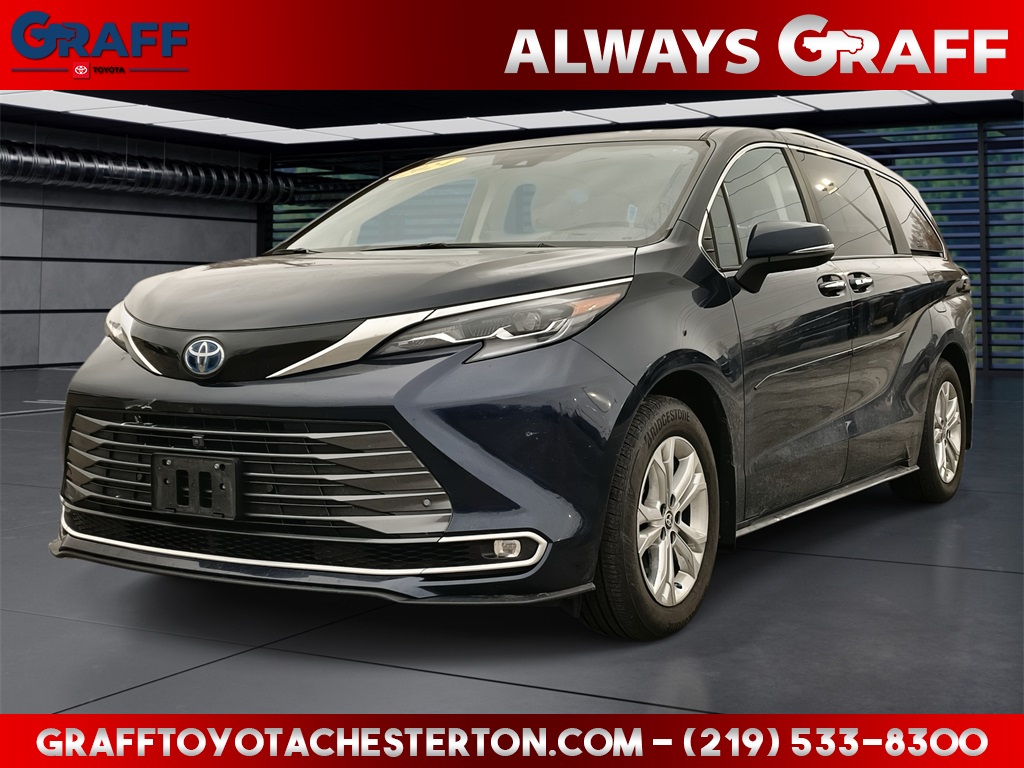 2024 Toyota Sienna Platinum's photo