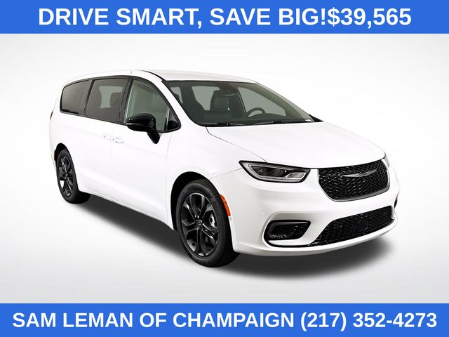 2026 Chrysler Pacifica Select's photo