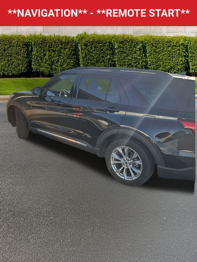 2024 Ford Explorer XLT photo 2