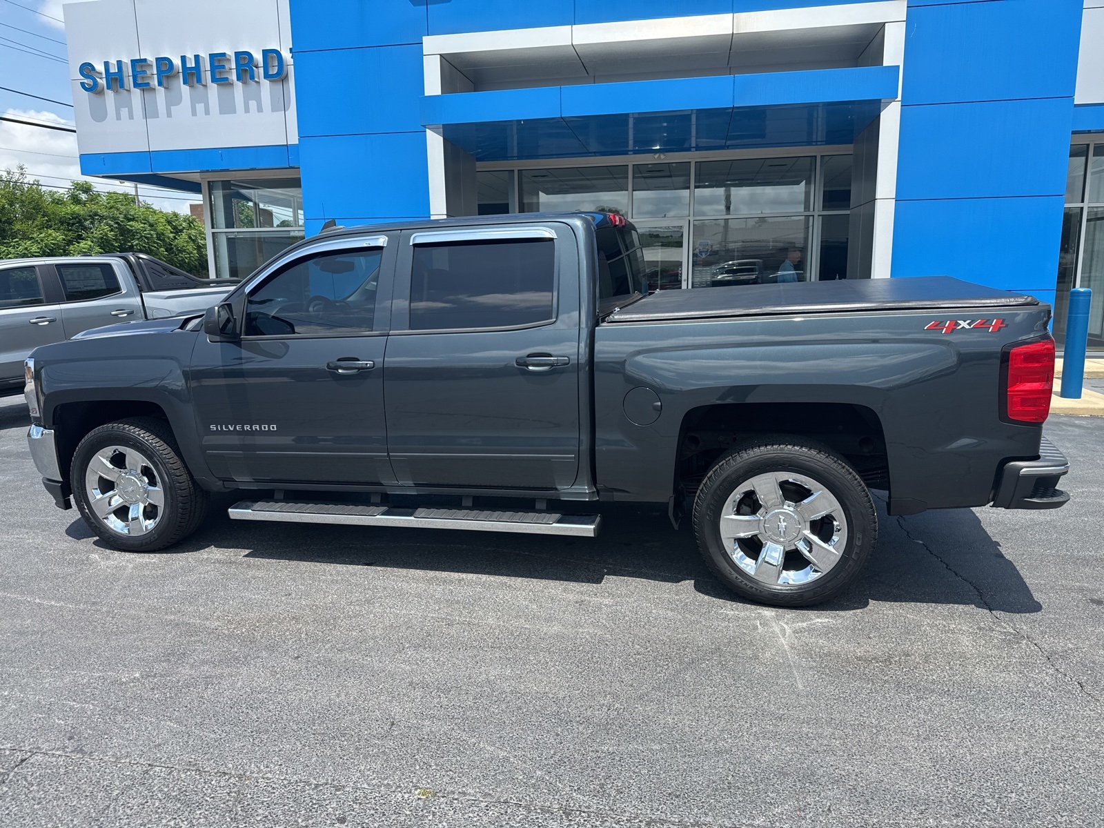 2018 Chevrolet Silverado 1500 LT photo 3