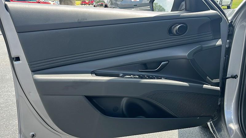 2025 Hyundai Elantra SEL Sport photo 36