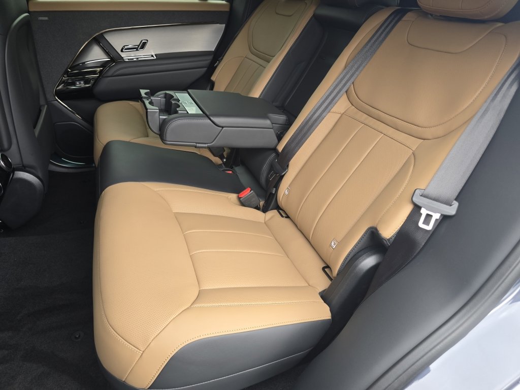 2025 Land Rover Range Rover Sport SE photo 14