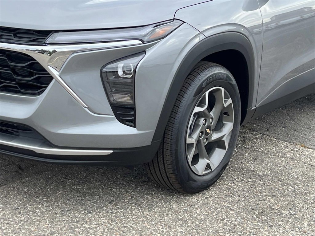 2025 Chevrolet Trax LT photo 5