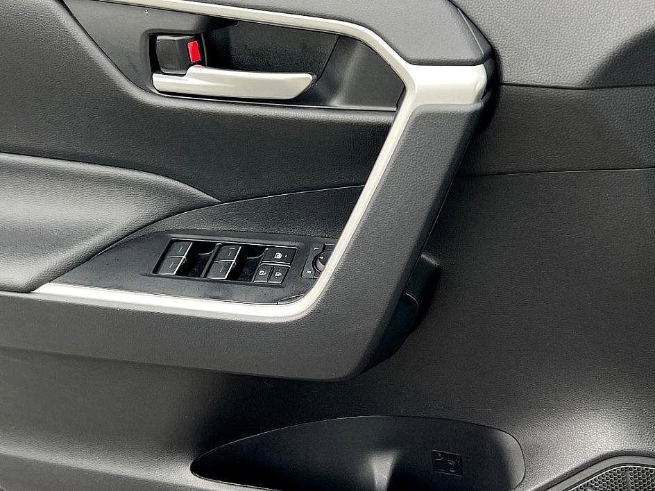 2024 Toyota RAV4 Hybrid XLE photo 20