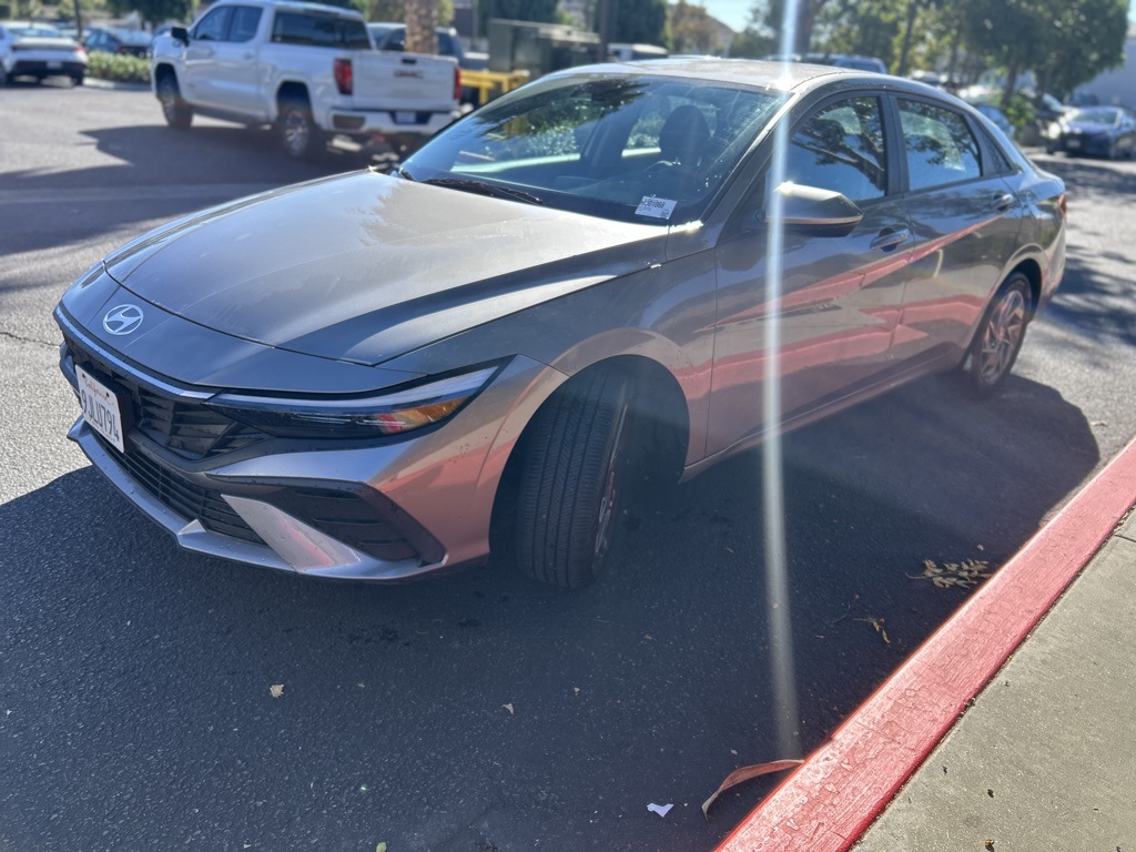 2024 Hyundai Elantra SEL photo 3