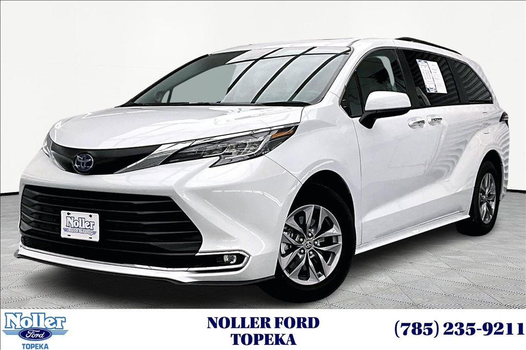 2023 Toyota Sienna XLE's photo