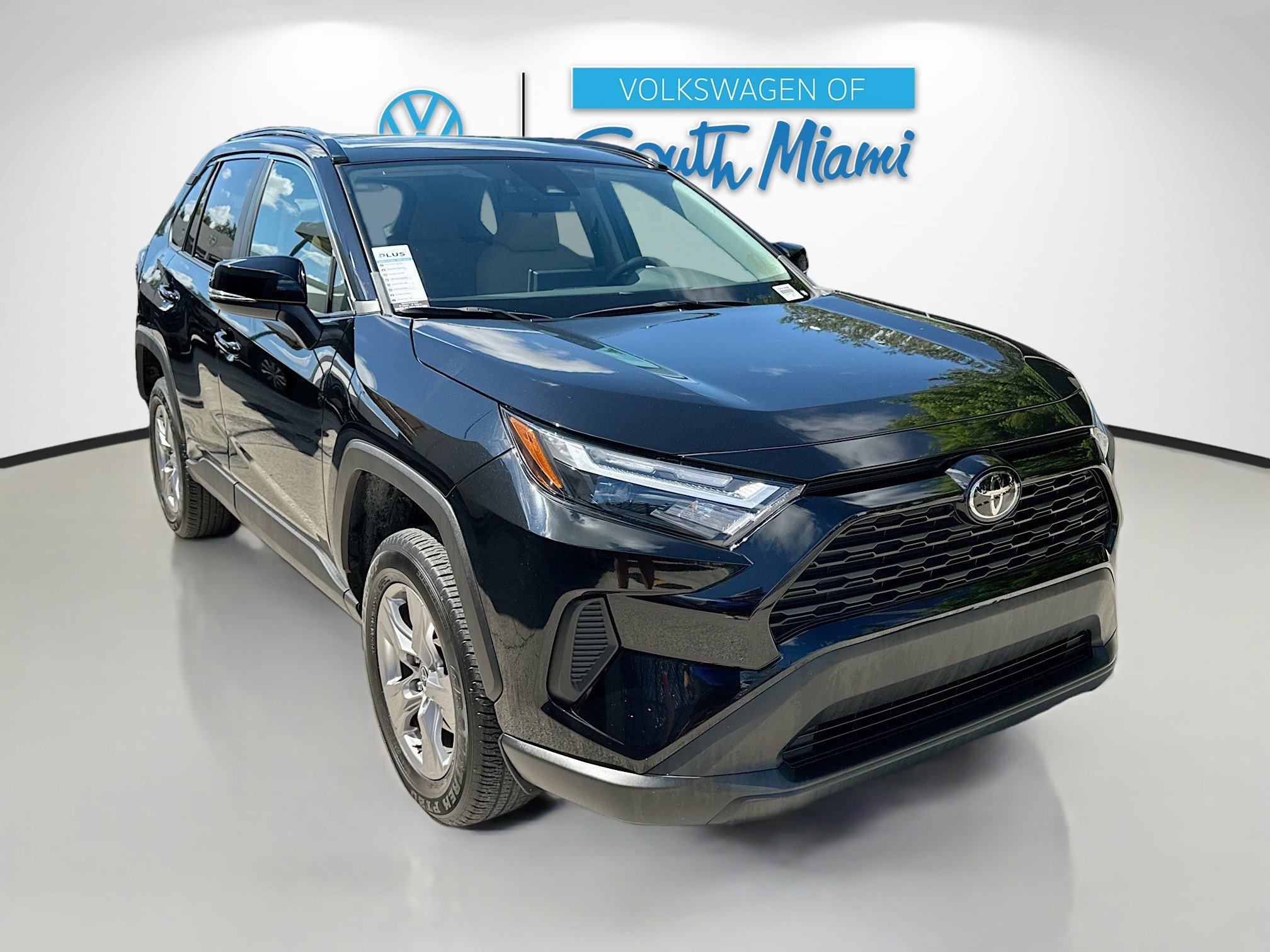2023 Toyota RAV4 XLE photo 3