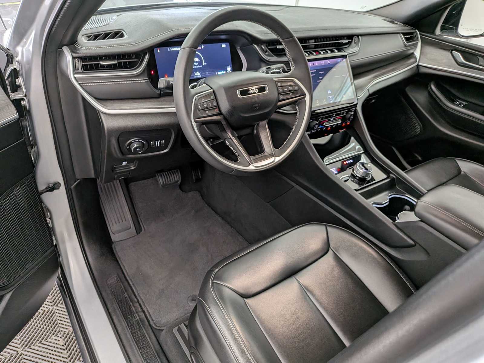 2024 Jeep Grand Cherokee Limited photo 2
