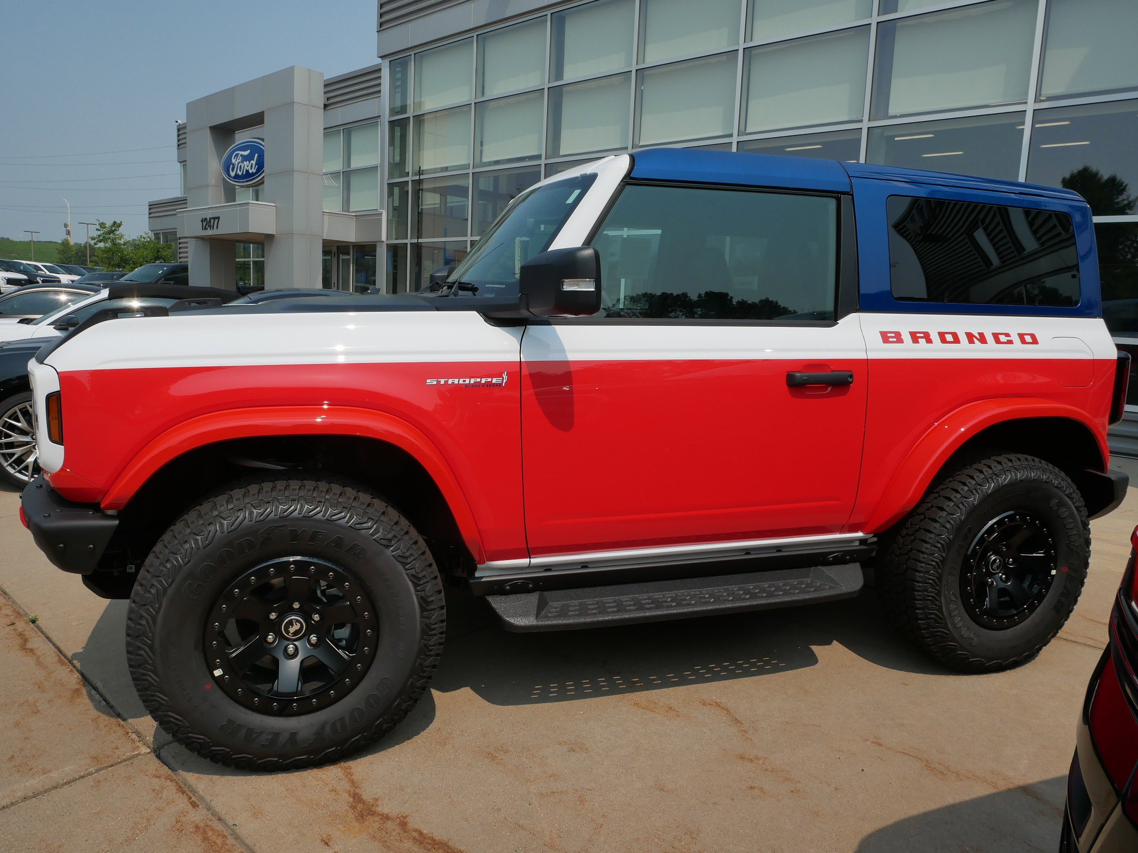 2025 Ford Bronco First Edition photo 4