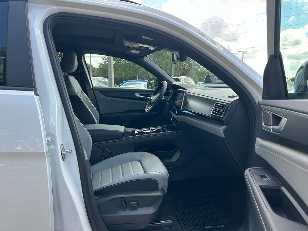2026 Volkswagen Atlas Cross Sport SEL R-Line photo 29
