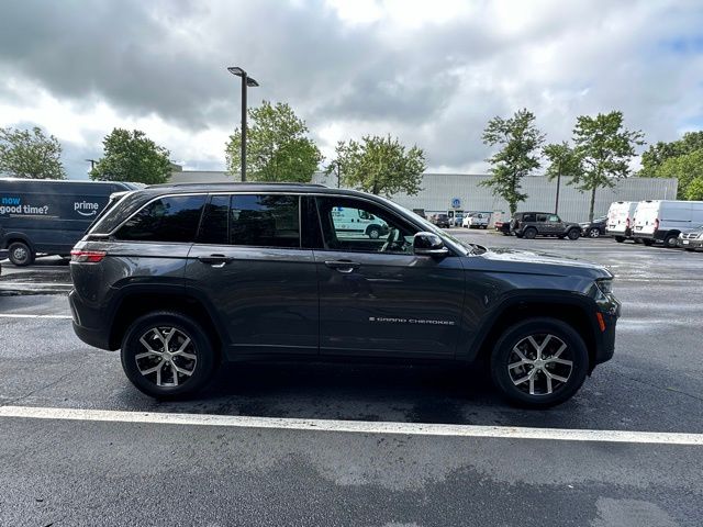 2025 Jeep Grand Cherokee Limited photo 4