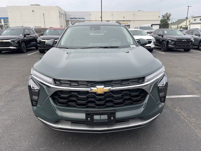 2025 Chevrolet Trax LT photo 2