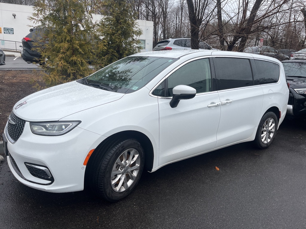 2023 Chrysler Pacifica Touring L's photo