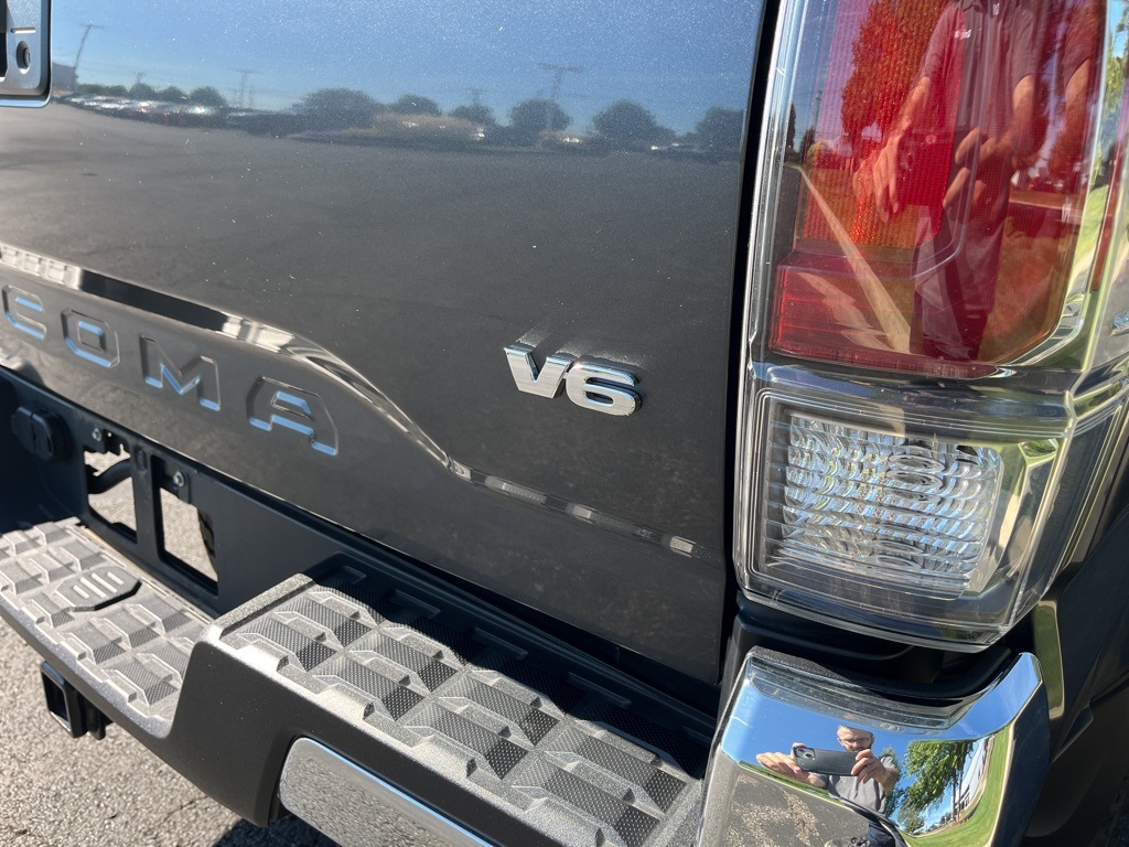 2022 Toyota Tacoma SR5 photo 12
