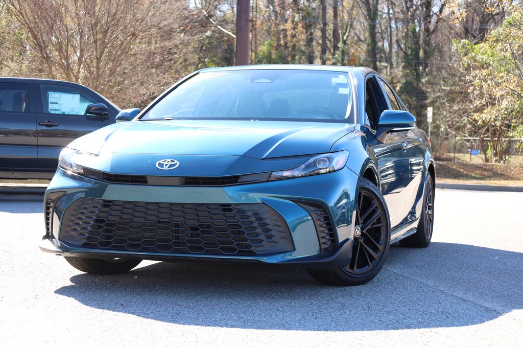 2025 Toyota Camry SE's photo