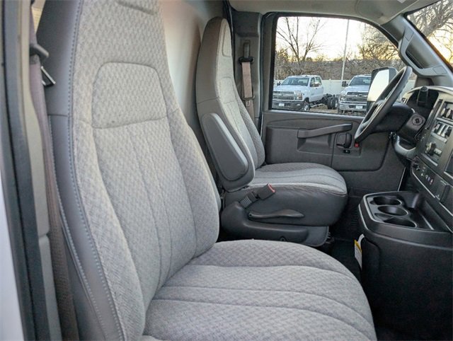 2024 Chevrolet Express Cutaway 3500 photo 3