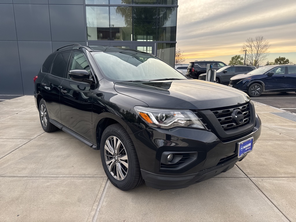 2018 Nissan Pathfinder SV photo 2
