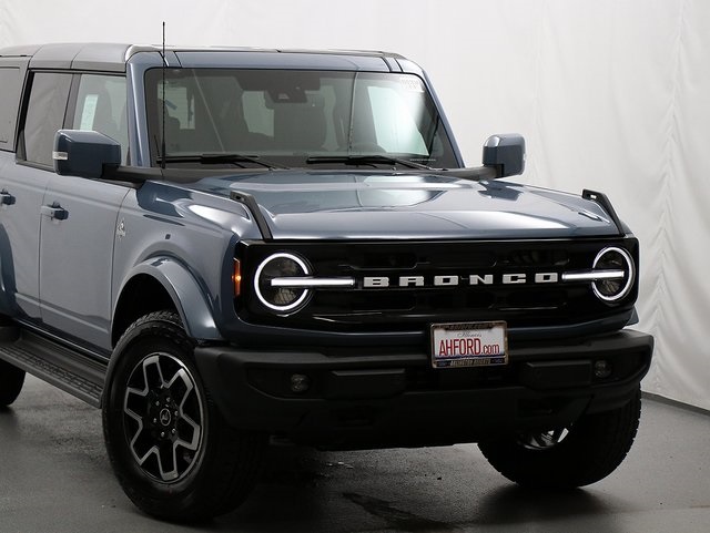 2025 Ford Bronco Outer Banks photo 2