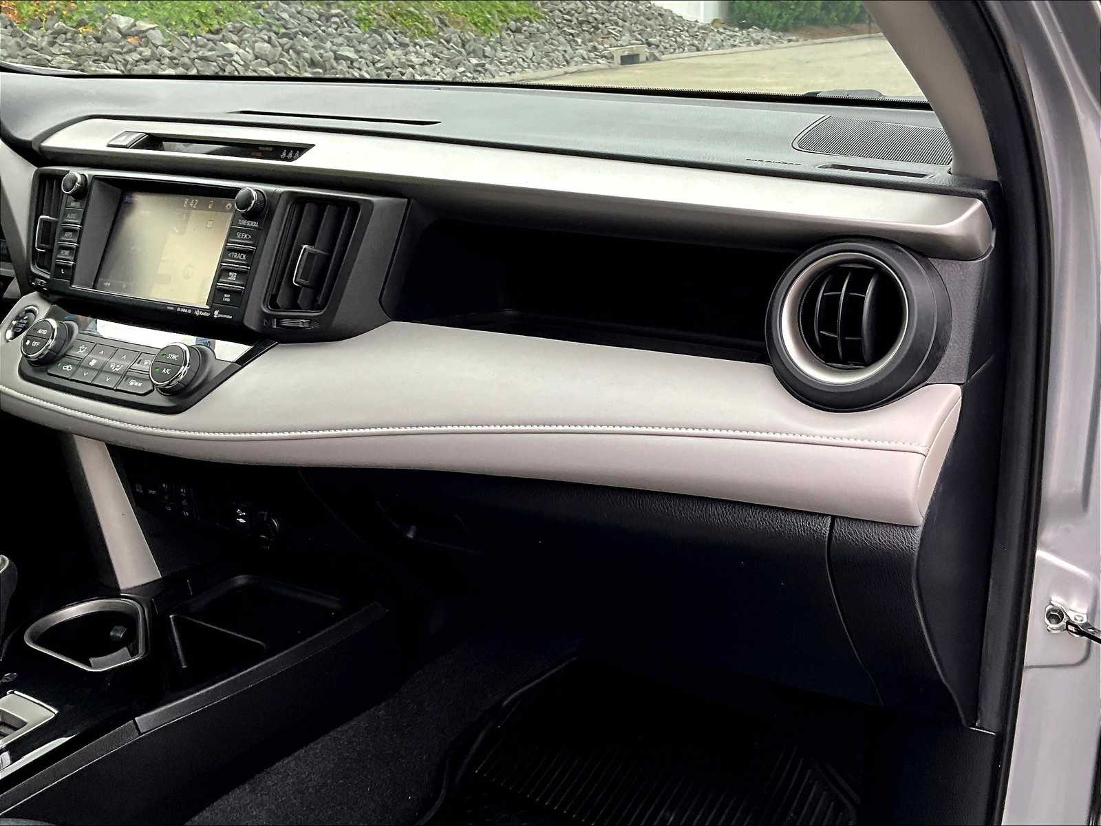 2018 Toyota RAV4 Limited photo 12