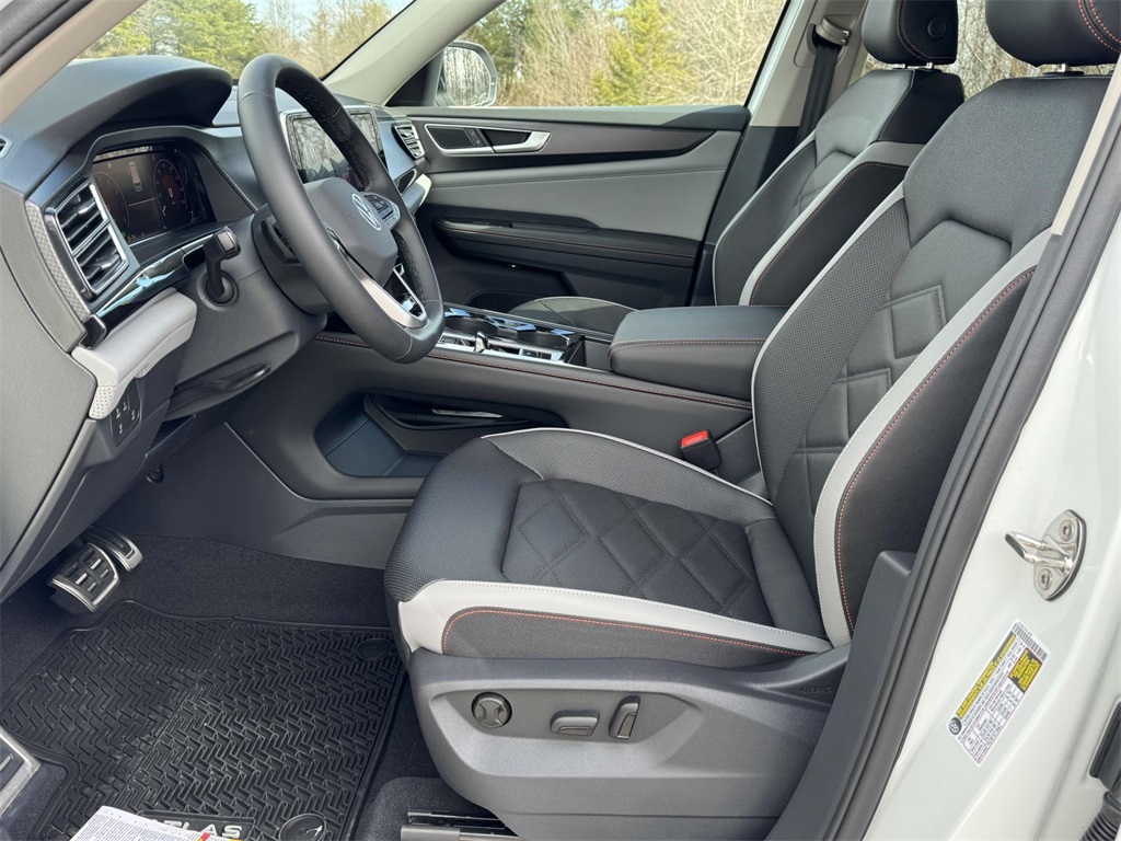 2025 Volkswagen Atlas Peak Edition SE photo 4