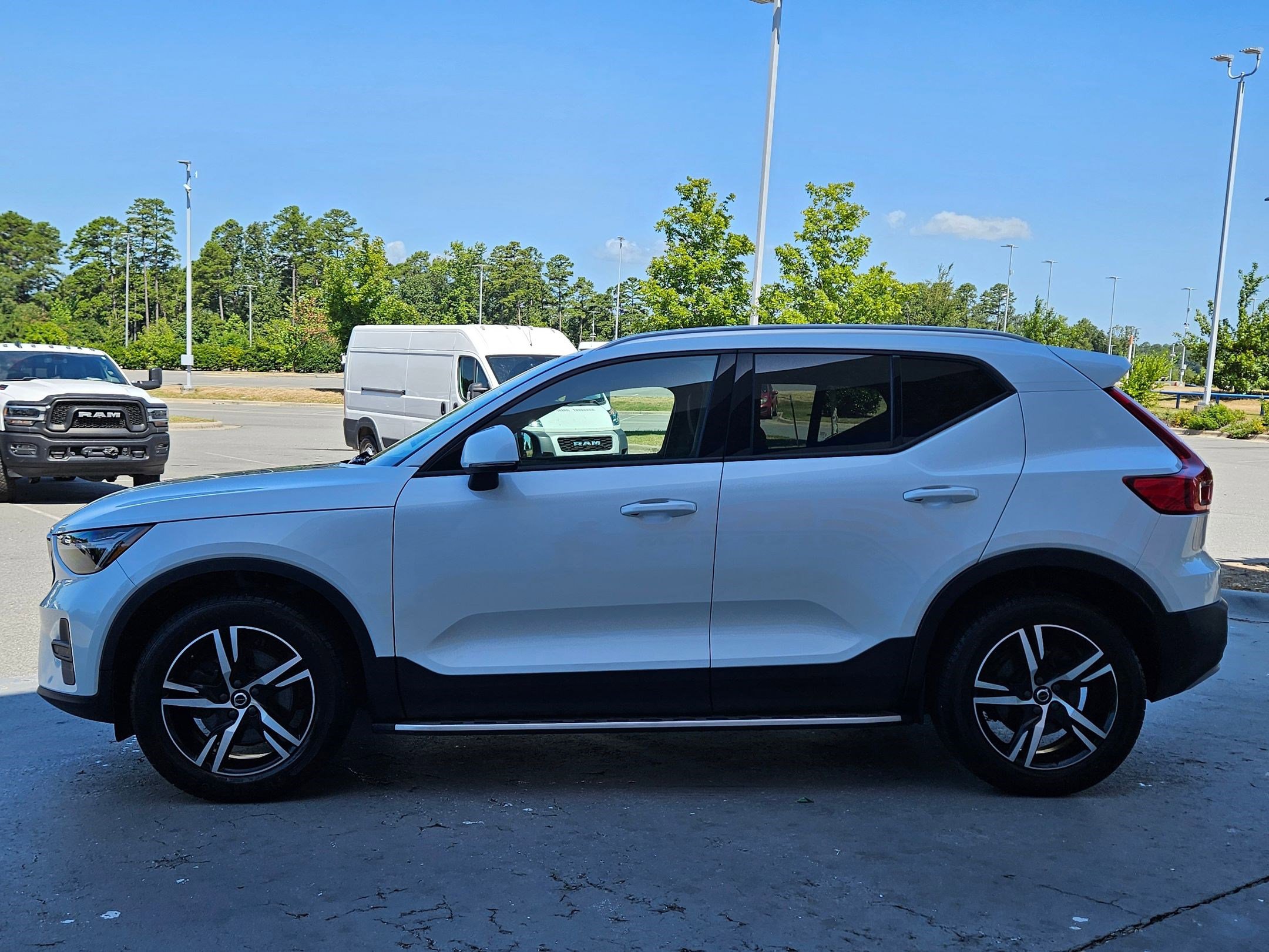 2023 Volvo XC40 Core photo 4