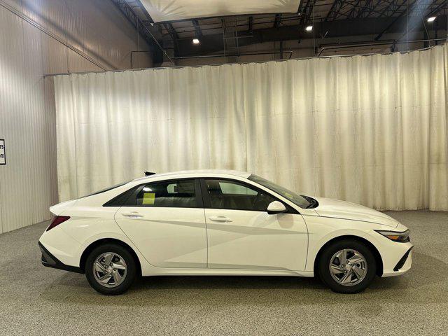 2025 Hyundai Elantra SE photo 4