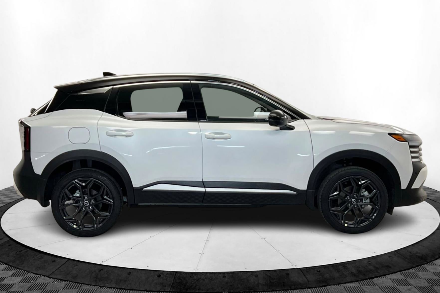2025 Nissan Kicks SR photo 3