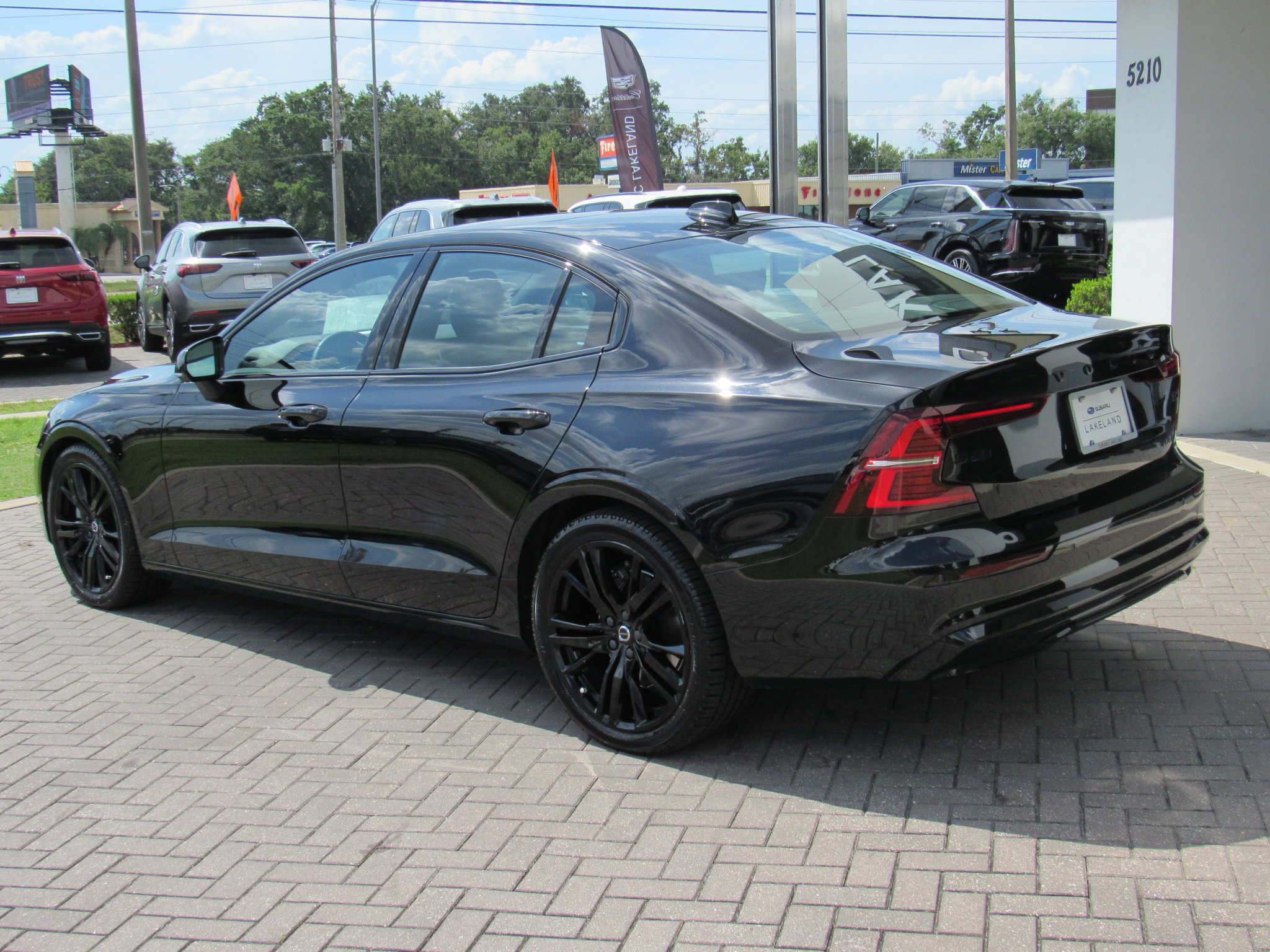 2023 Volvo S60 B5 Plus Black Edition photo 4