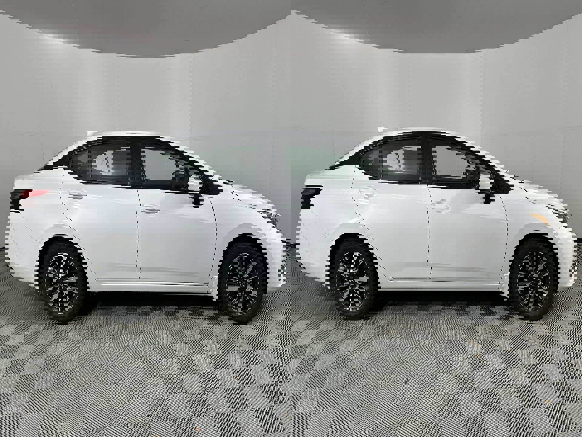 2025 Nissan Versa SV photo 9