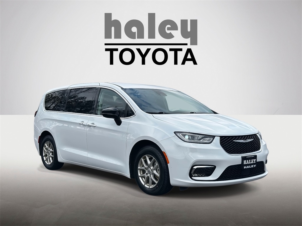 2024 Chrysler Pacifica Touring L's photo